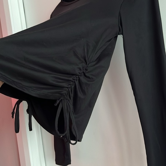 M] Women’s Teen’s long sleeve cropped Black Top, ruching on sides - Picture 7 of 11